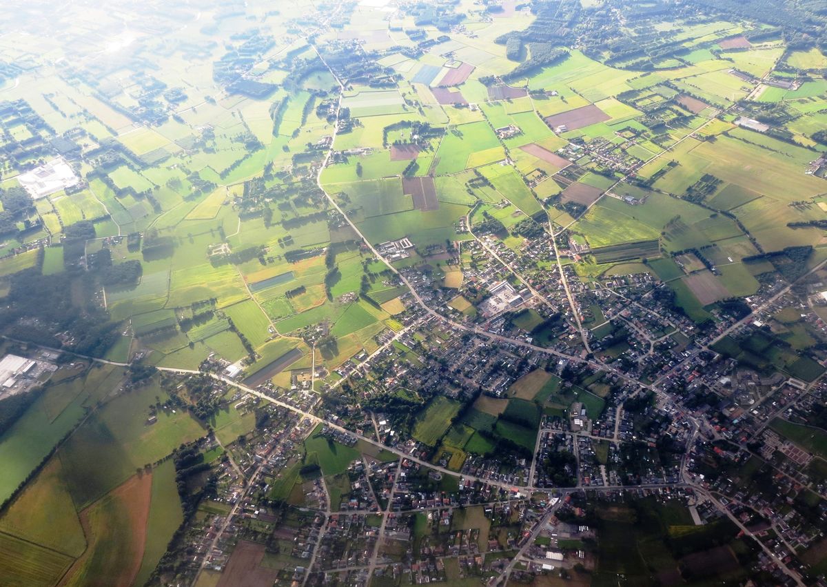 Luchtfoto van Wiekevorst met de akkers en weiden errond